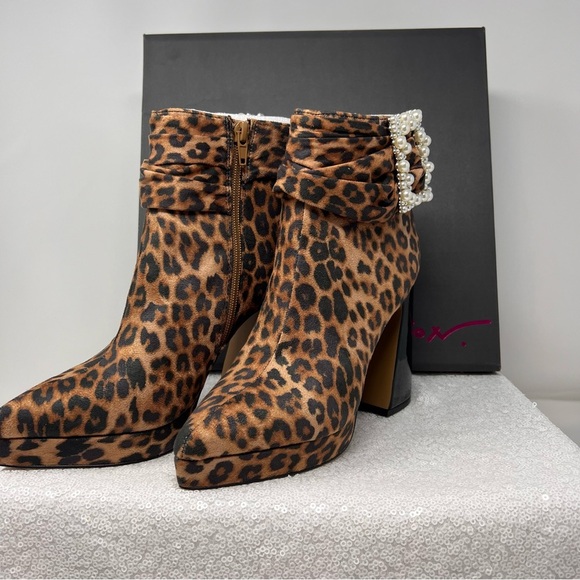 Betsey Johnson women’s Idris platform Embellished Buckle sash bootie size 5 - Picture 2 of 13